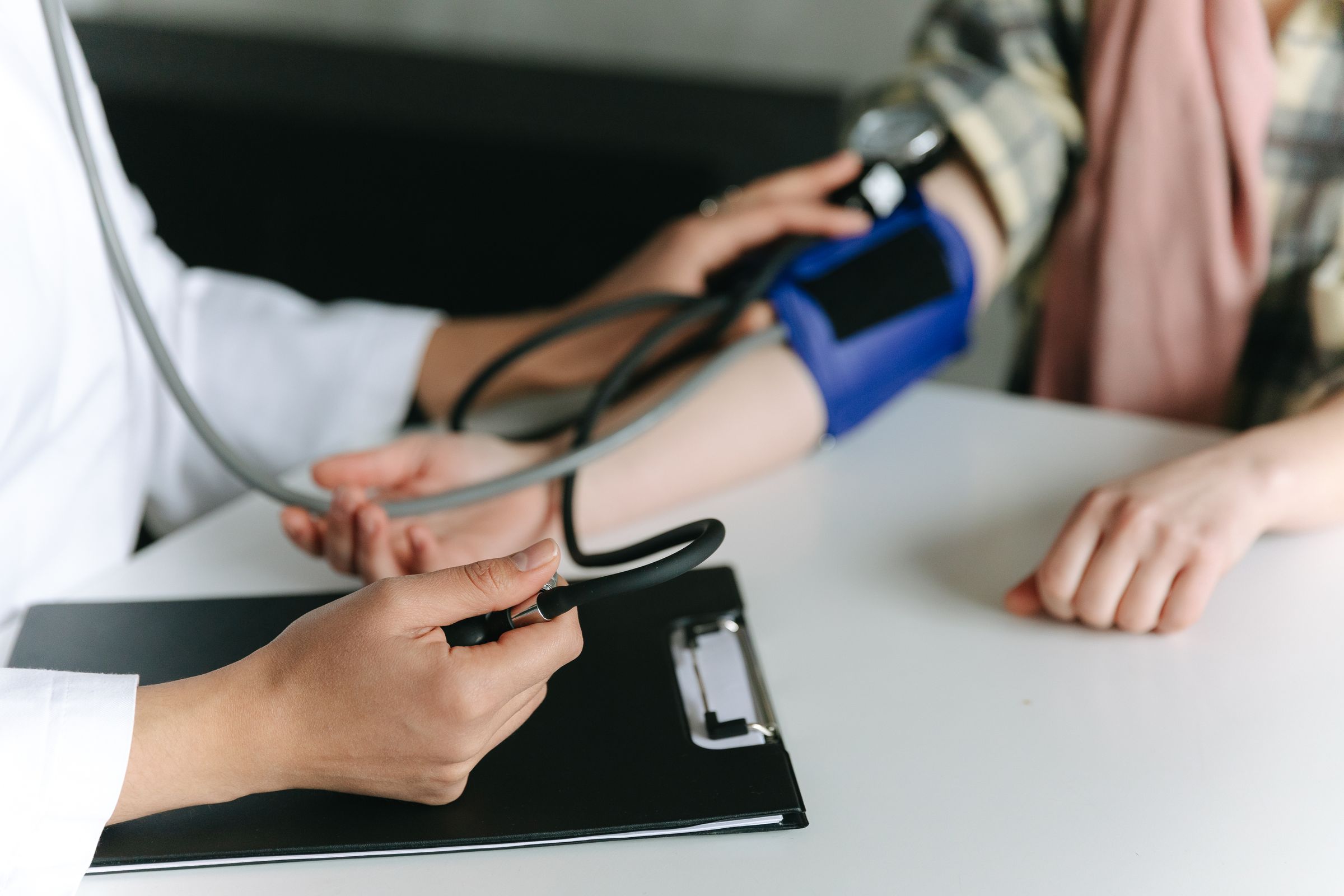 AE1a_pair_blood-pressure-check